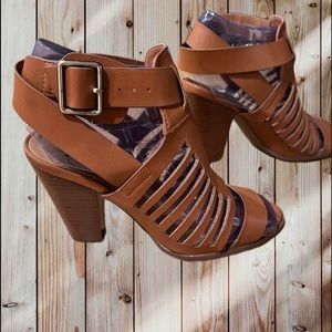 Delicious by Soda shoes Tan Cutout Stacked Heel Sandal. Size 6.5